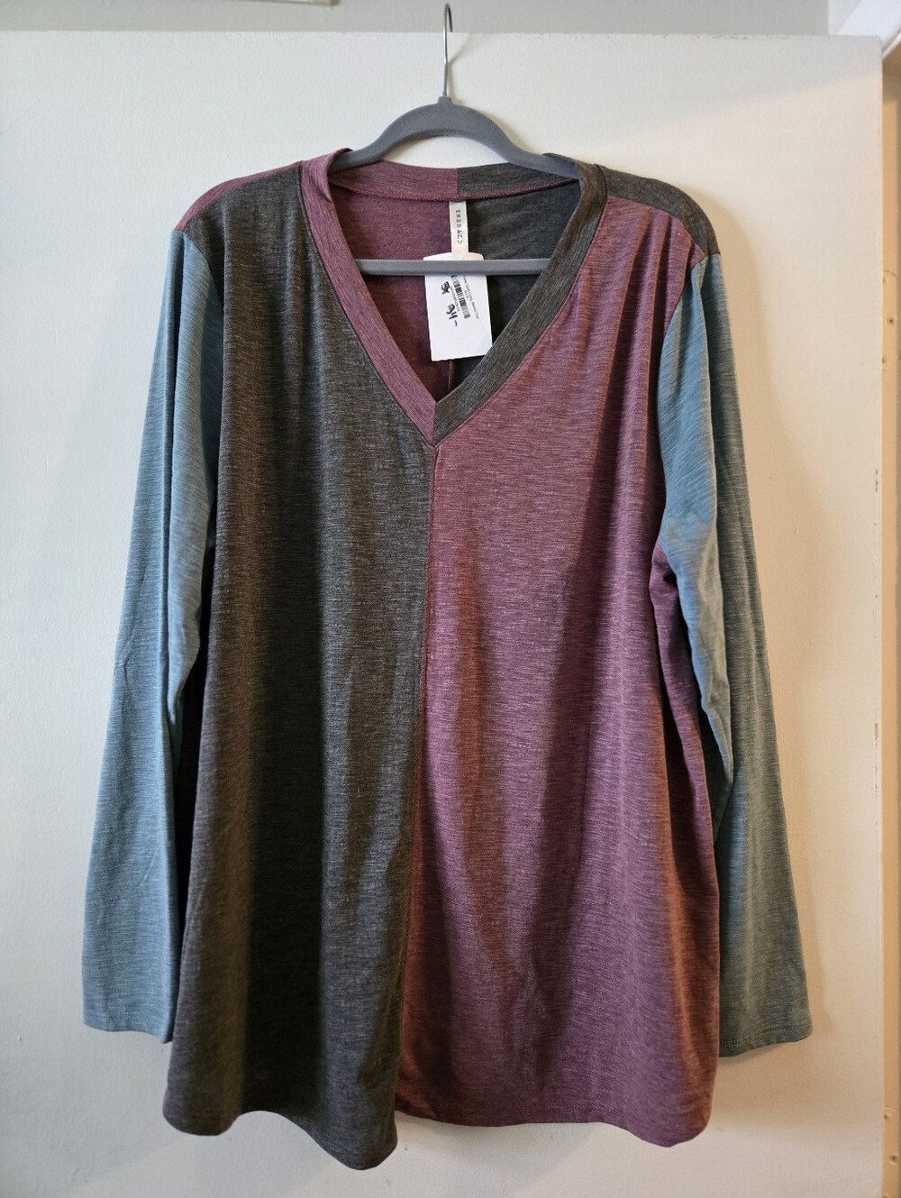Emerald Colorblock V-Neck Top in Mauve, Charcoal & Teal